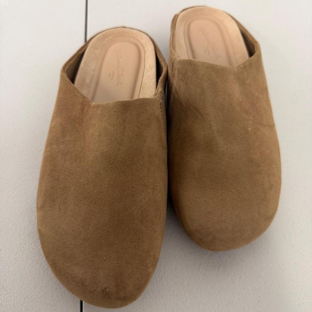 Women's Universal Thread brown faux suede mule clogs in size 5.5